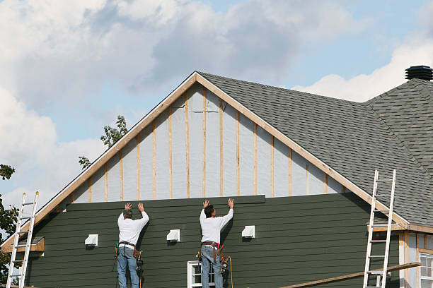 Professional Siding Installation technician working in Northbrook, IL